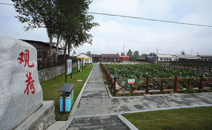 綠水青山間，一個個農家小院“星級”排列，整潔美觀；平整干凈的水泥路延伸到家家戶戶門前，房前屋后小品造型別致、鮮花綻放、綠樹成蔭……