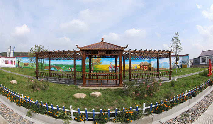 然而，這只是梅河口市深入實施鄉村振興戰略的一個剪影。近年來，梅河口市按照“產業興旺、生態宜居、鄉風文明、治理有效、生活富裕”的總要求，牢固樹立新發展理念，以“百村示范”為引領，提升鄉村“顏值”，厚植農業“家當”，提升農民“底氣”，將一幅祥和秀美的鄉村新圖景描繪得愈加清晰。