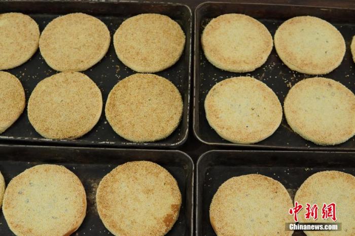 資料圖：新鮮出爐的月餅香氣撲鼻，令人垂涎。王昊陽 攝