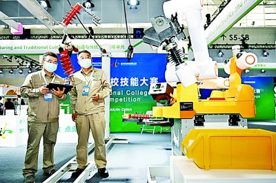工業(yè)和信息化事業(yè)發(fā)展：邁向“制造強(qiáng)國”“網(wǎng)絡(luò)強(qiáng)國”
