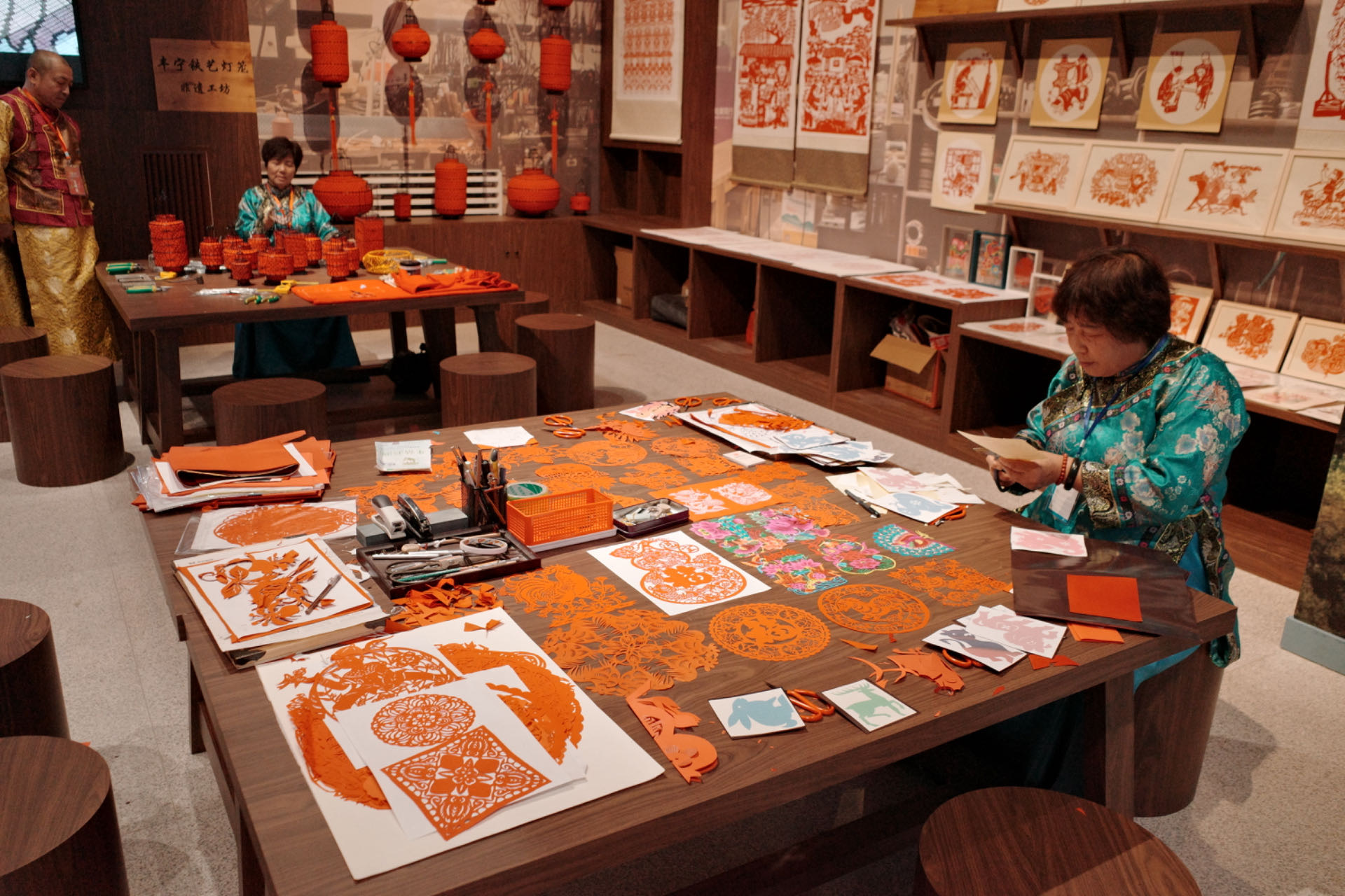 “氣象萬千——中國非遺保護實踐主題展”上,非遺傳承人現場展示。人民網記者劉微攝