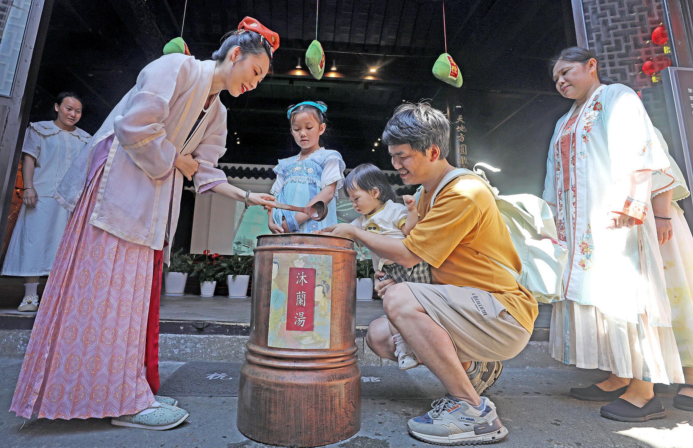 杭州方志館復(fù)原“南宋版”端午習(xí)俗。(圖片來源:視覺中國)